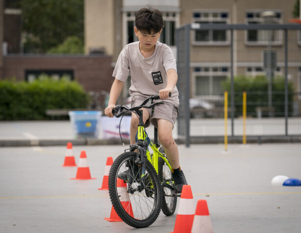 Jonge fietser tijdens de Wheelie Weken in de meivakantie Den Haag